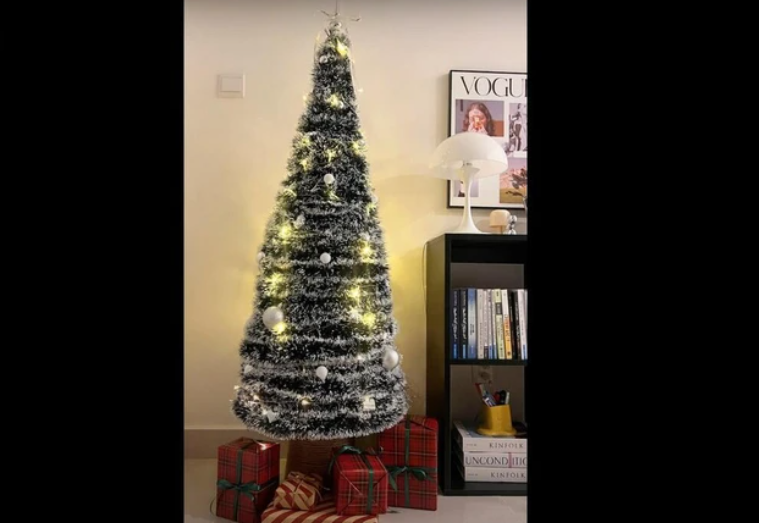 lam cay thong noel bang day kim tuyen va ro quan ao