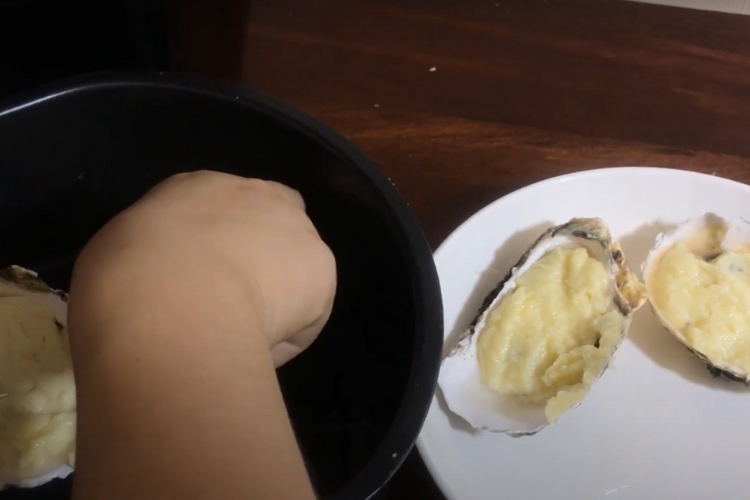 Bước 3: Làm hàu nướng phô mai bằng nồi chiên không dầu