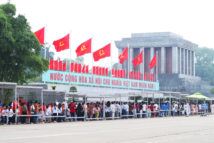 Mẫu câu giới thiệu Lăng Bác bằng tiếng Anh