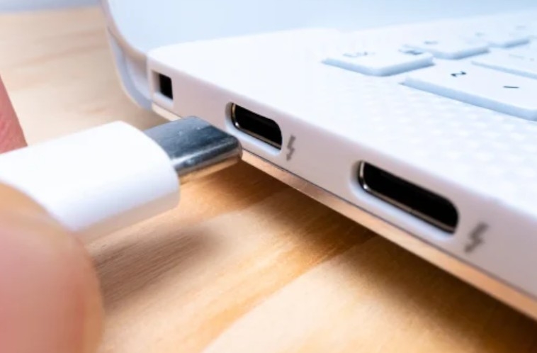 Laptop có cần sạc 3 lần 8 tiếng 65