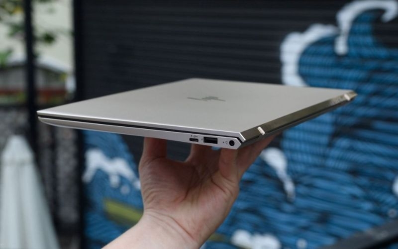 Laptop dell có thiết kế mỏng nhẹ, dễ mang theo