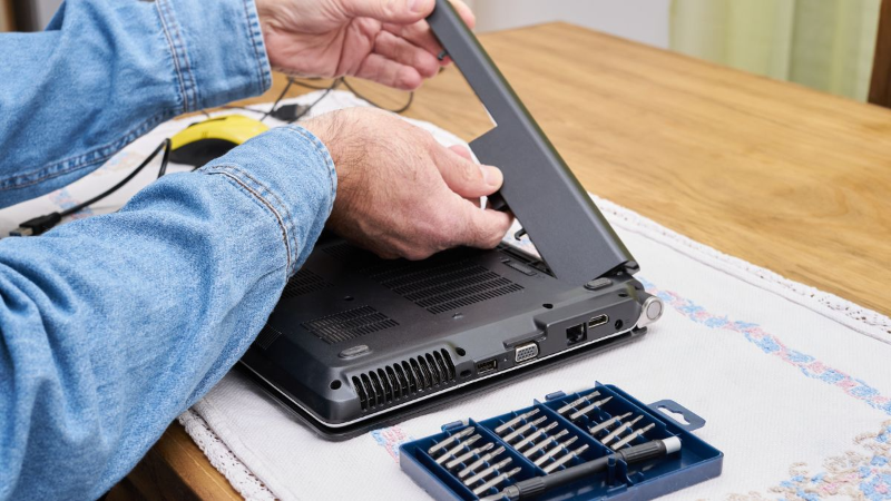 Laptop tháo pin có dùng được không - hình 1