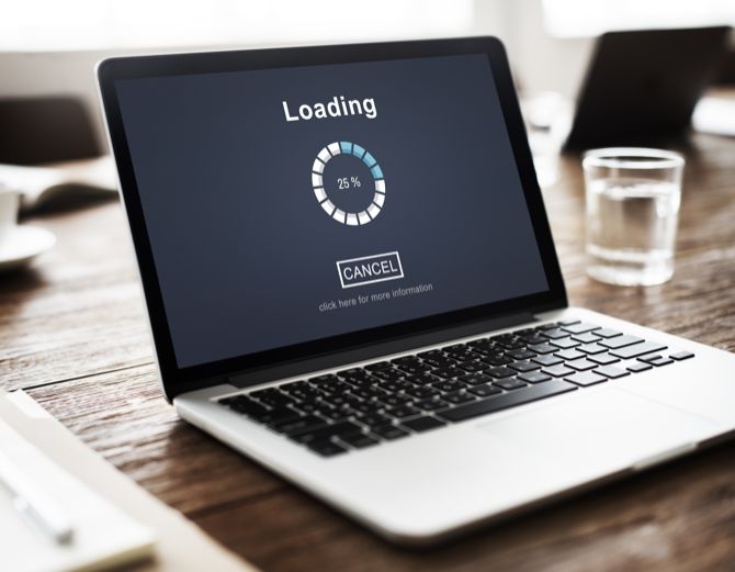 laptop cũng dễ bị ảnh hưởng bởi va đập hoặc nhiệt độ khi di chuyển thường xuyên