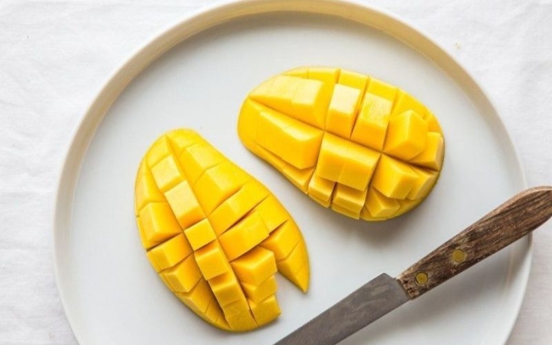 Sơ chế xoài làm lassi xoài