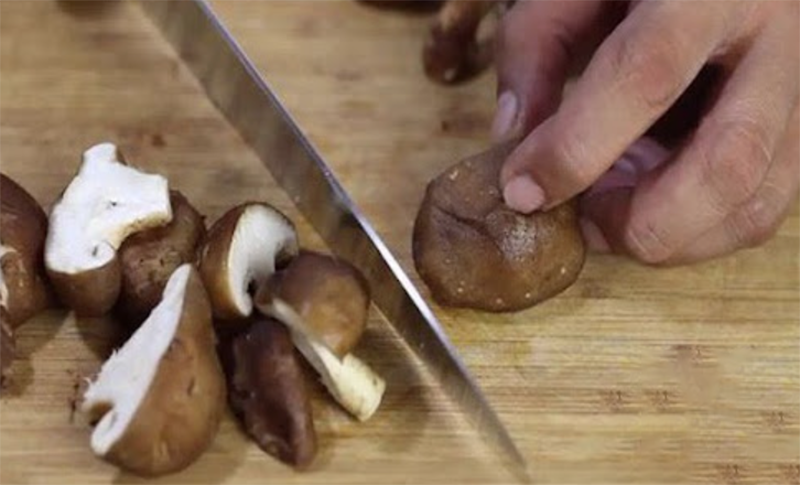 Cách nấu lẩu bò nấm (hình 6)