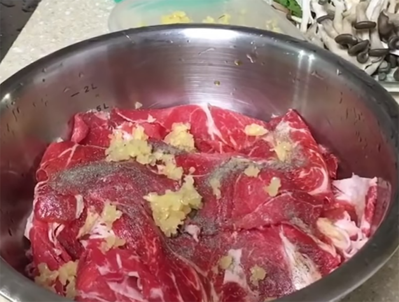 Cách nấu lẩu bò nấm (hình 8)