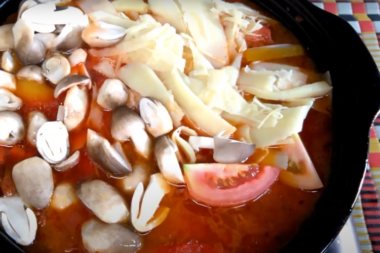 Bước 3: Nấu lẩu gà măng cay