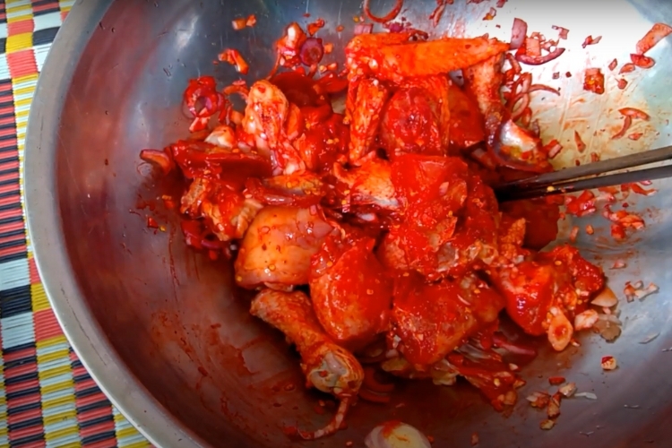 Bước 2: Ướp thịt gà