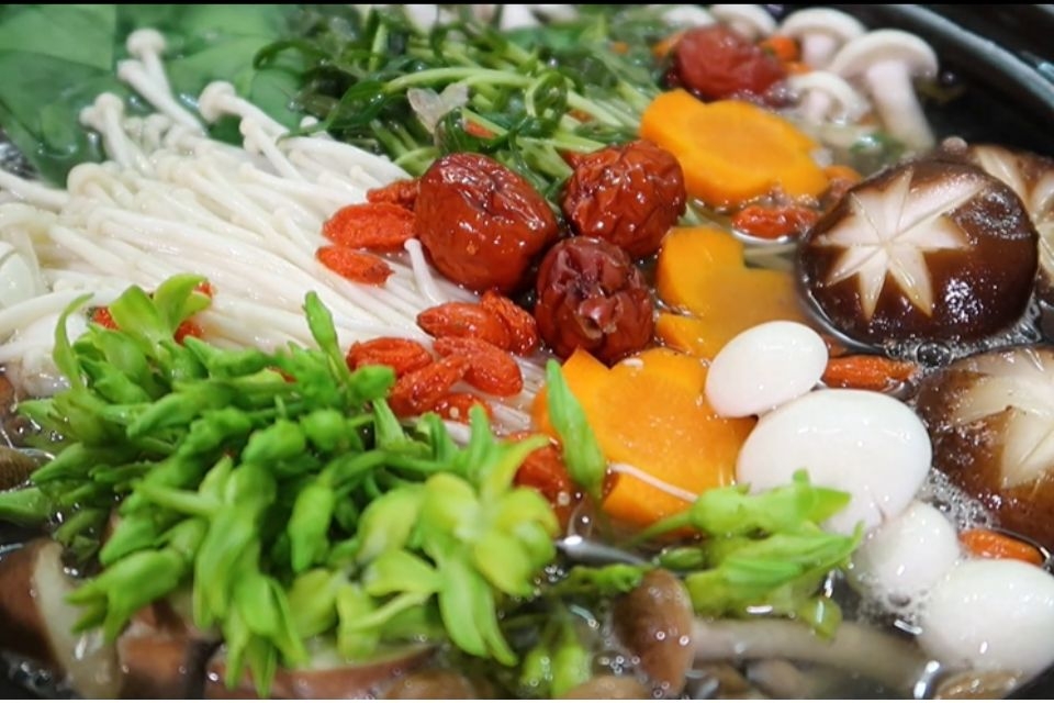 Bật mí công thức nấu lẩu nấm hải sản thơm ngon, đơn giản, thành công ngay lần đầu tiên