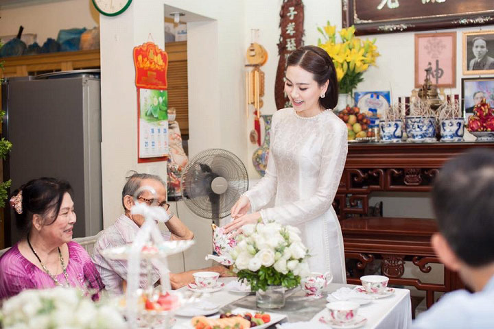 Nhà gái đón tiếp và mời trà