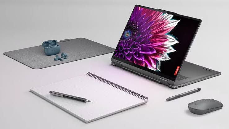Lenovo Yoga thường có thân máy gọn, các cạnh được hoàn thiện mềm mại và màu sắc hiện đại