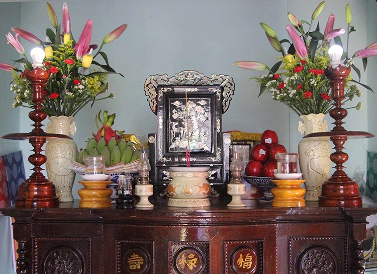 Trên bàn thờ đặt 2 lọ hoa