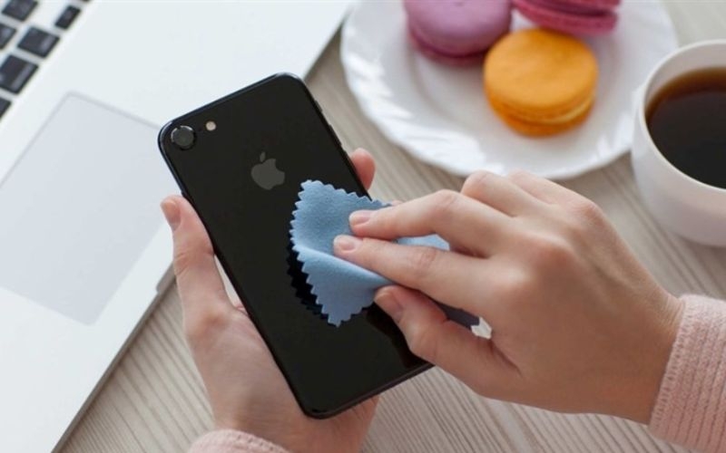 Xử lý điện thoại sau khi bị rơi xuống nước