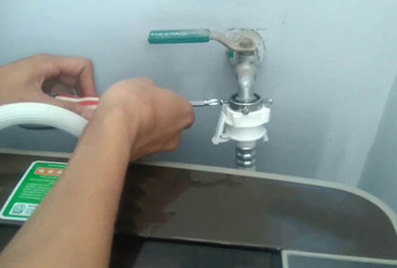Van cấp nước bị khóa là nguyên nhân khiến máy giặt Midea báo lỗi E10.