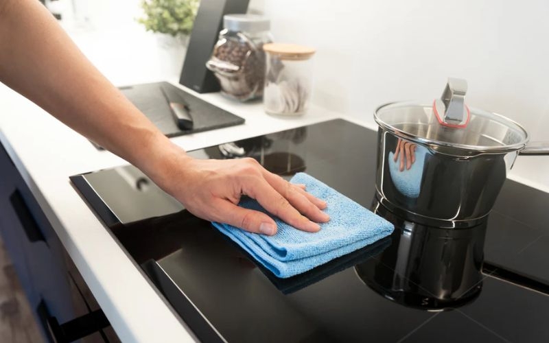 Vệ sinh bếp từ sau khi sử dụng