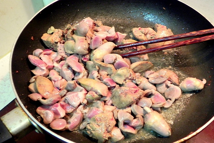 Lòng gà xào hành tây (Hình 4)