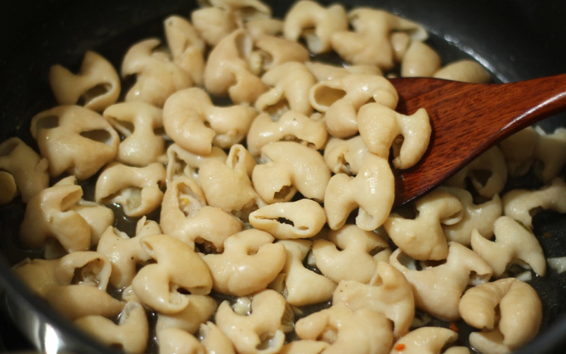 Xào lòng già trên chảo