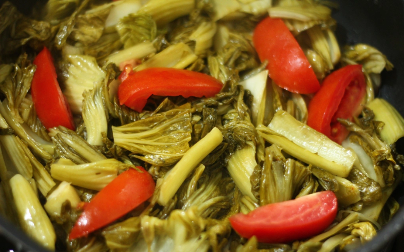 Xào dưa chua cùng cà chua