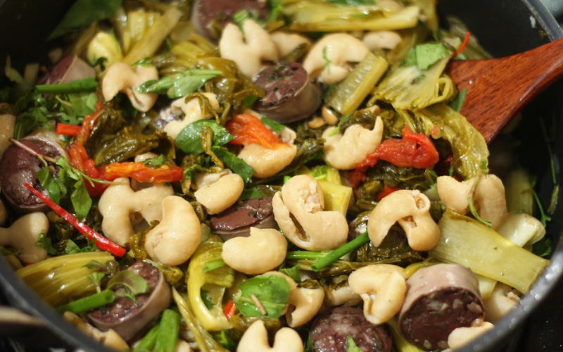 Hoàn thành món lòng xào dưa chua thơm ngon