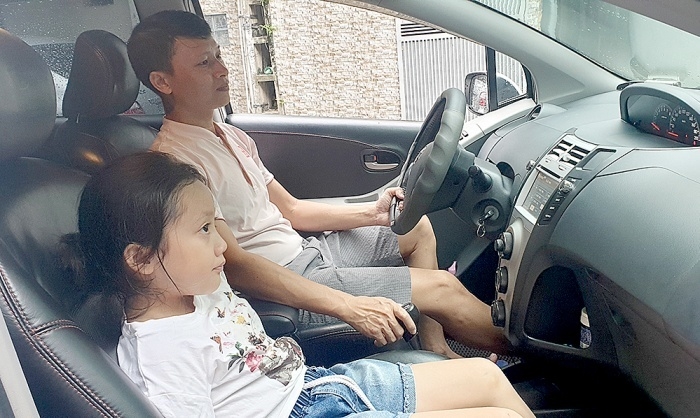 luật chạy xe ô tô có bé dưới 12 tuổi - Hình 1