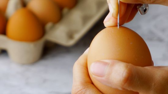 đâm nhẹ vài lỗ trên vỏ trứng