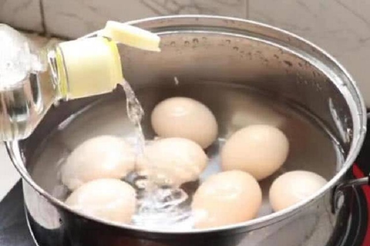 Luộc trứng nứt vỡ không bị lòi ra ngoài (Hình 2)