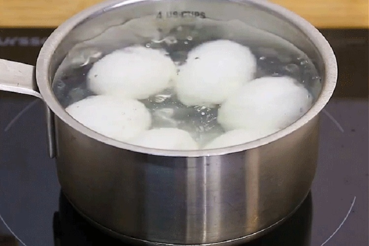 Luộc trứng nứt vỡ không bị lòi ra ngoài (Hình 6)