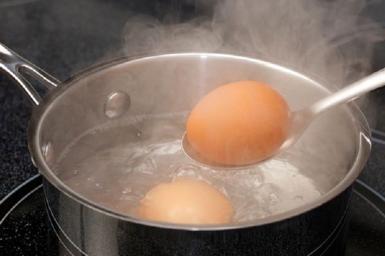 Luộc trứng nứt vỡ không bị lòi ra ngoài (Hình 8)