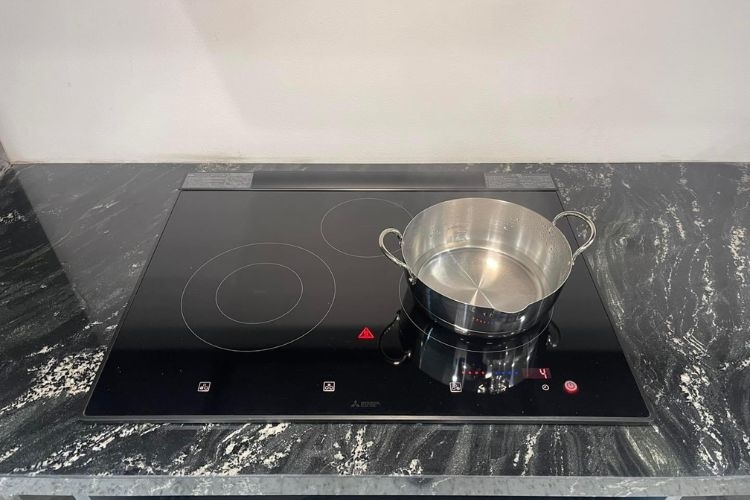 Mã lỗi E8 bếp từ Mitsubishi là gì và có nguyên nhân từ đâu? Hướng dẫn mẹo khắc phục