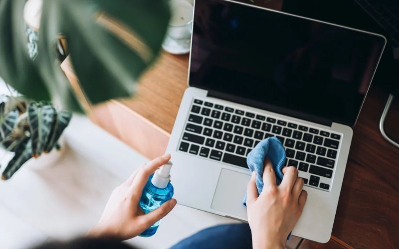 Vệ sinh MacBook giúp khắc phục MacBook không lên nguồn