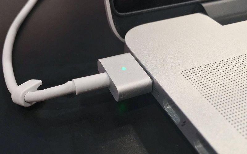 Kiểm tra nguồn điện và dây cáp sạc giúp khắc phục MacBook không lên nguồn.