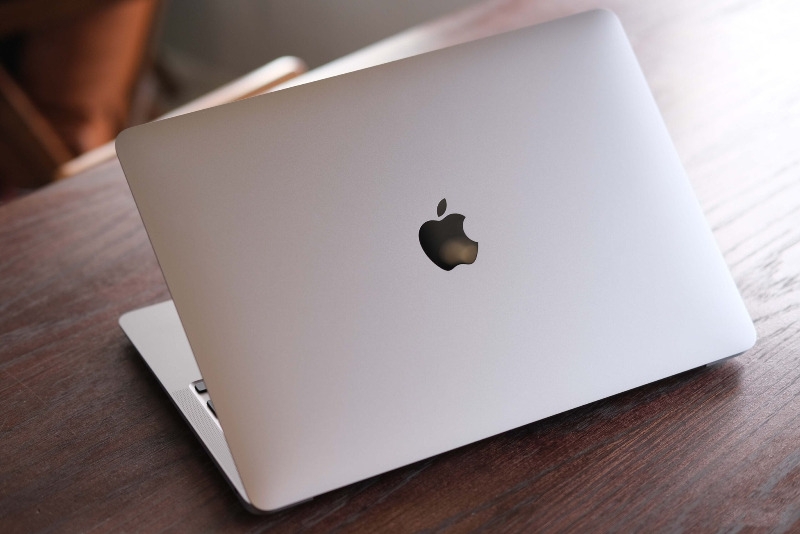 macbook màu bạc hình 1