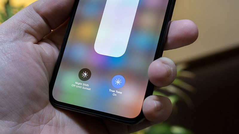 Màn hình iPhone lúc tối lúc sáng 1