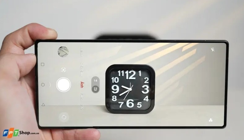 Màn hình không viền trên smartphone năm 2026 5