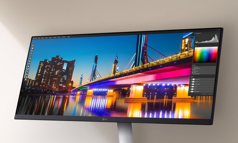 LG 29U531A-W có tỷ lệ 21:9, phù hợp với người thường chia nhiều cửa sổ hoặc làm việc trên timeline