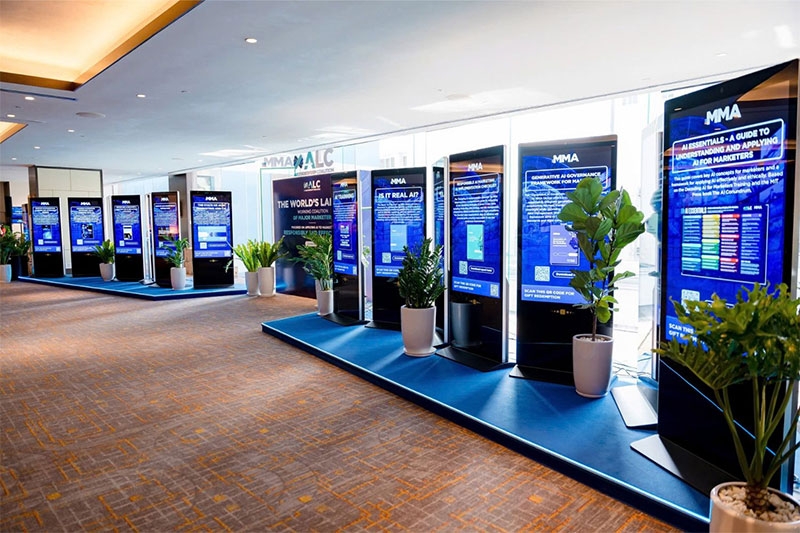 Màn hình quảng cáo chân đứng hình 3