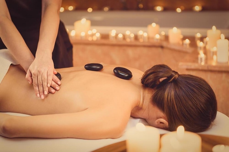 Massage đá nóng 3