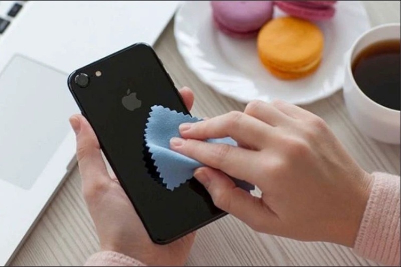 mặt lưng điện thoại bị ám vàng 4