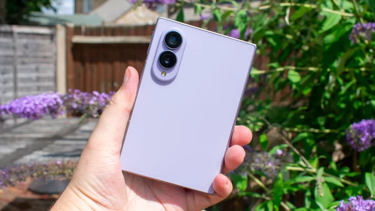Mặt lưng Galaxy Z Fold 8 làm từ vật liệu gì 2