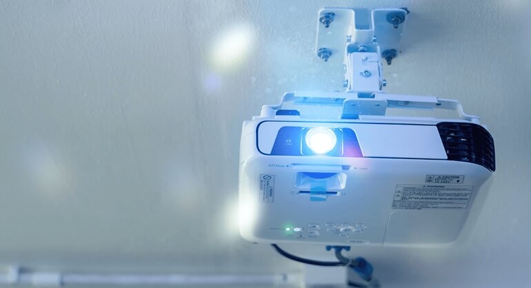 máy chiếu bị mờ 1