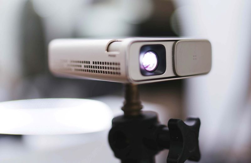 Cách sử dụng máy chiếu mini cho điện thoại (ảnh 2)