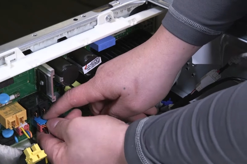 Sử dụng đồng hồ vạn năng để kiểm tra tình trạng mạch điện