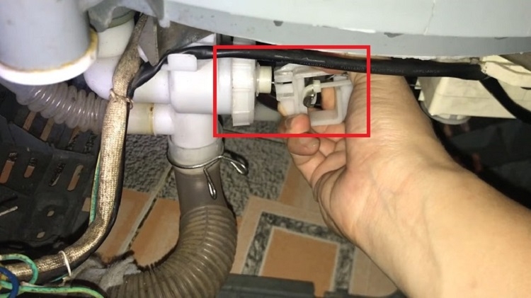 máy giặt LG không đóng van xả nước (Hình 1)