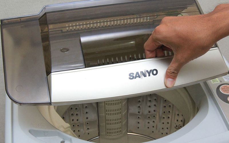 Đóng nắp máy giặt Sanyo cẩn thận