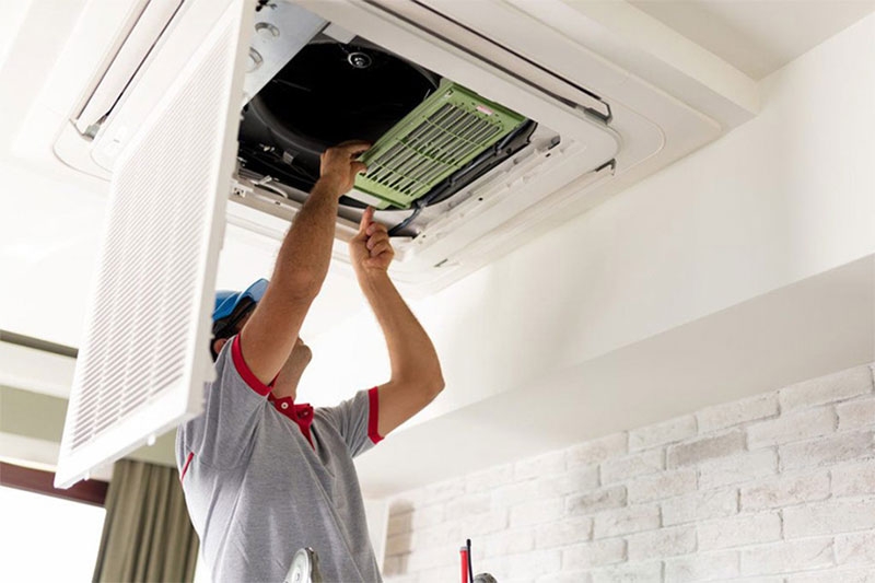 Máy lạnh âm trần bị chảy nước hình 1