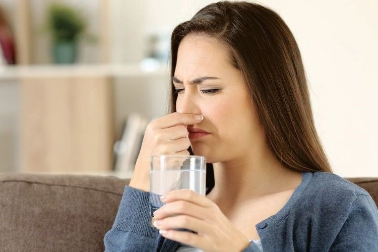 Máy lọc nước nóng lạnh có mùi khét 4