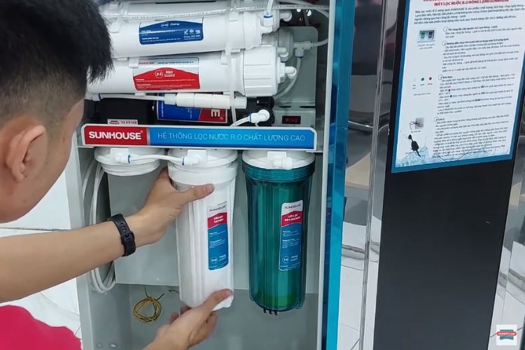 Máy lọc nước nóng lạnh có mùi khét 2