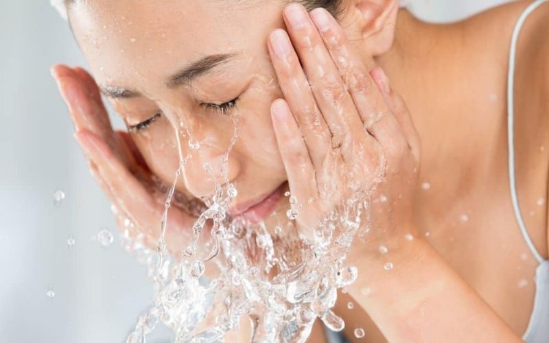 Làm sạch da sử dụng máy massage ion đẩy tinh chất