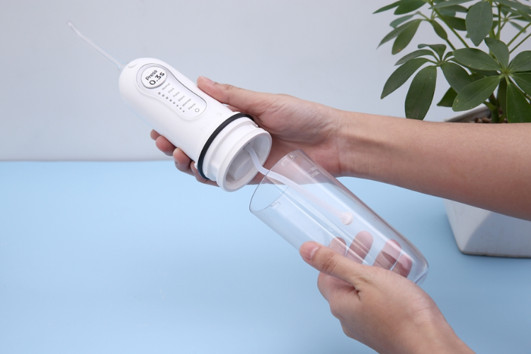 máy tăm nước dùng pin hay điện tốt hơn 3