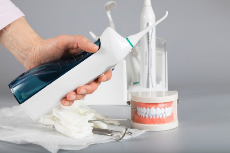 máy tăm nước dùng pin hay điện tốt hơn 8